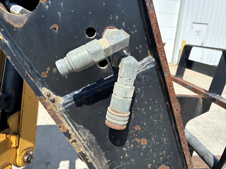 2015-caterpillar-tl943c-image-35