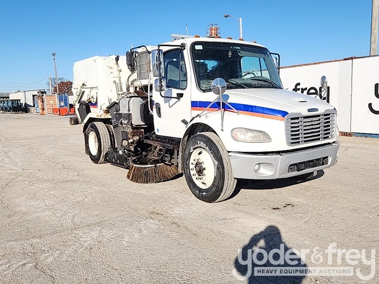 2016-freightliner-m2-106-image-9