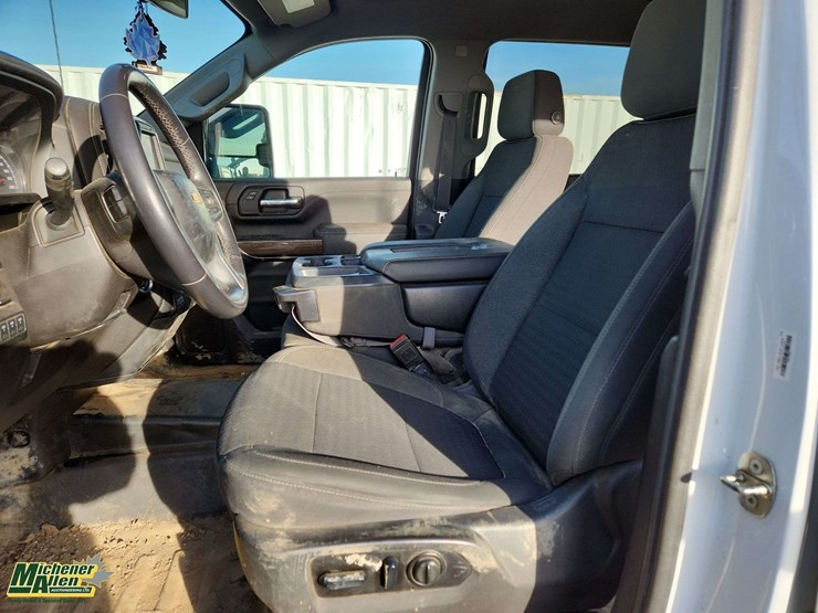 2022-chevrolet-silverado-3500hd-image-17