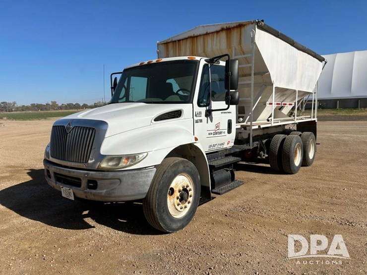 2005-ihc-4400-dry-tender-truck-(cp1274,-unit-ag706)-image-1