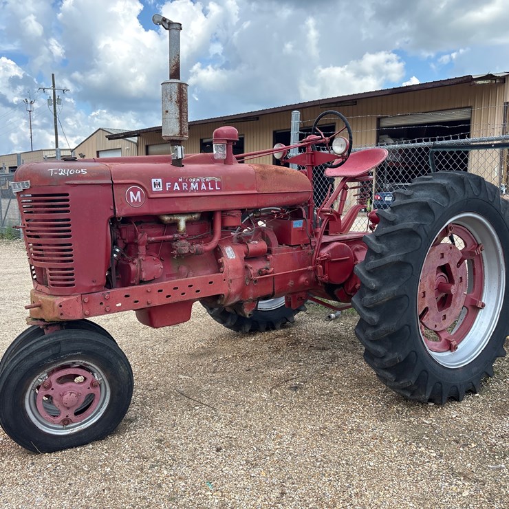 #24005 • FARMALL TRACTOR