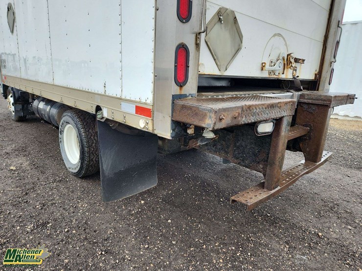 2009-isuzu-npr-image-35