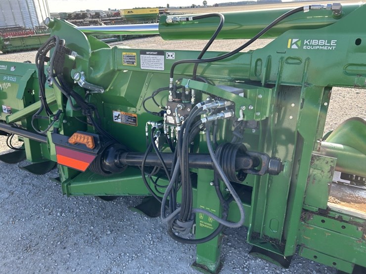 2021-john-deere-c18f-image-10