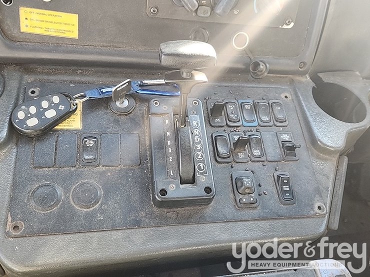 2016-freightliner-m2-106-image-20