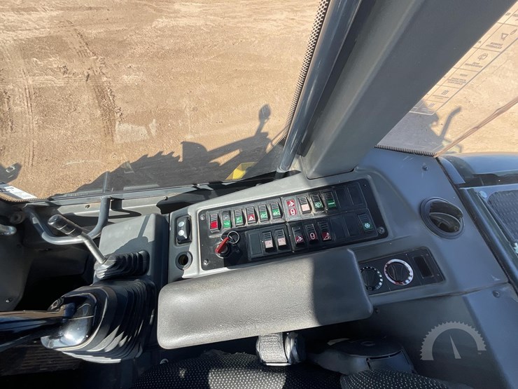 2015-deere-324k-image-30