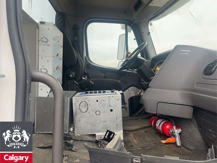 2015-freightliner-114sd-image-14