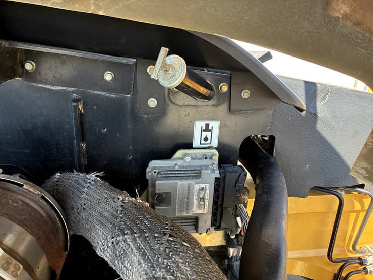 2015-caterpillar-tl943c-image-57