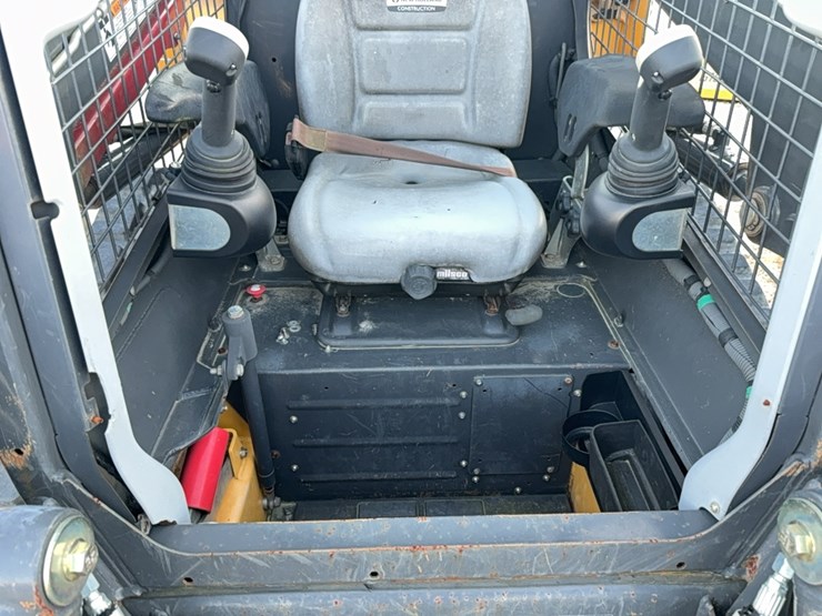 new-holland-c227-image-33