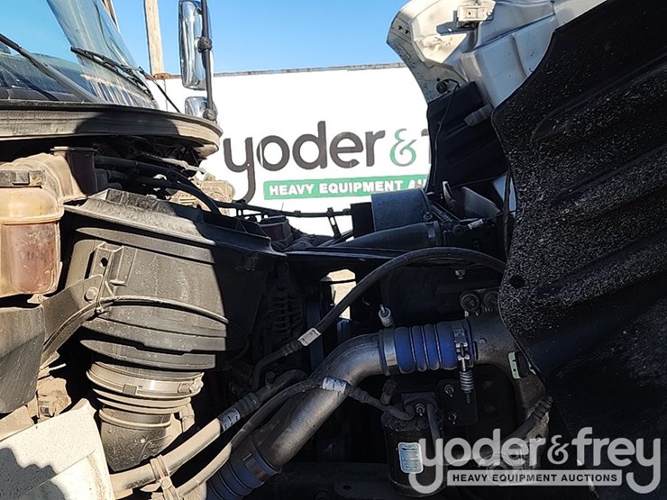 2016-freightliner-m2-106-image-42