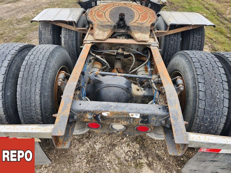 2002-freightliner-columbia-120-image-7