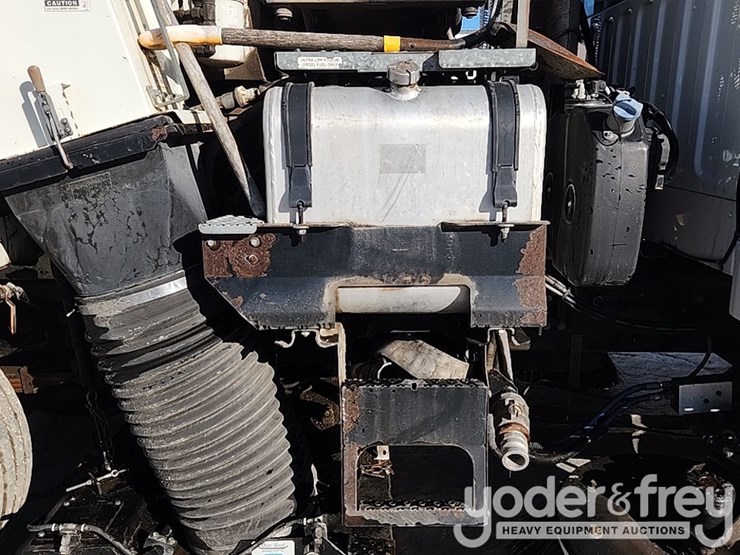 2016-freightliner-m2-106-image-35