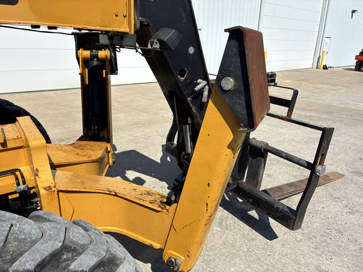 2015-caterpillar-tl943c-image-33