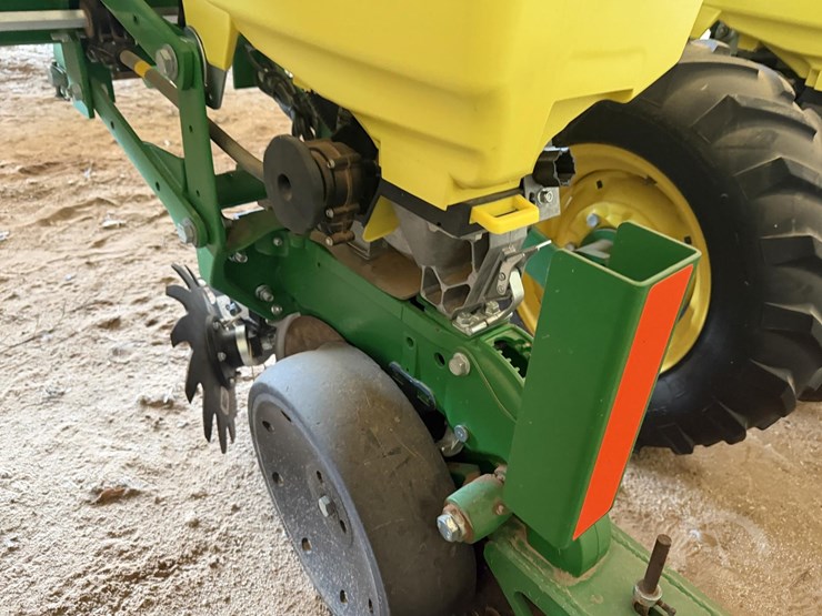 2021-john-deere-1725-image-5