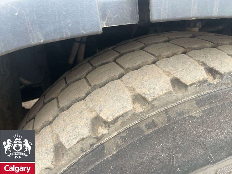 2015-freightliner-114sd-image-10