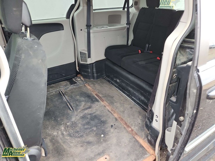 2016-dodge-grand-caravan-crew-image-19