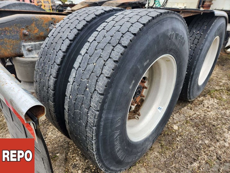 2002-freightliner-columbia-120-image-18