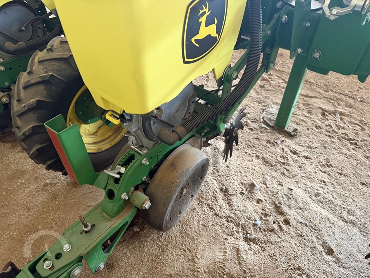 2021-john-deere-1725-image-23