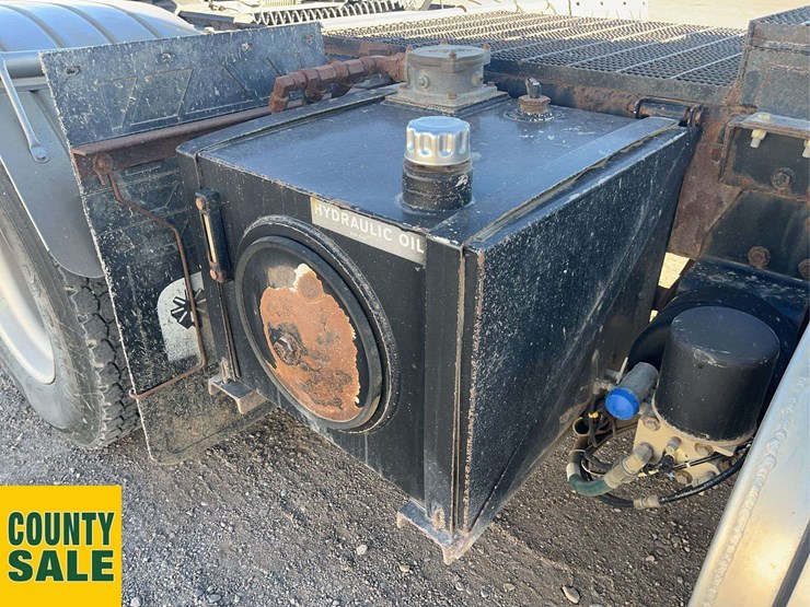 2016-kenworth-t800-image-18