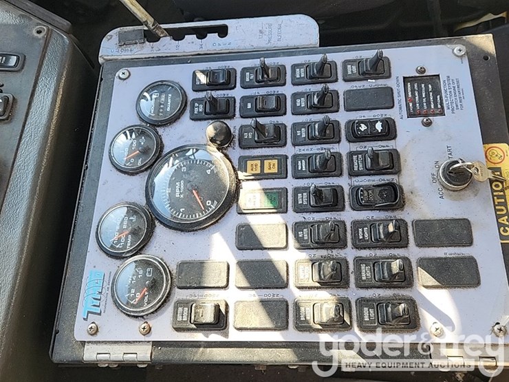 2016-freightliner-m2-106-image-18