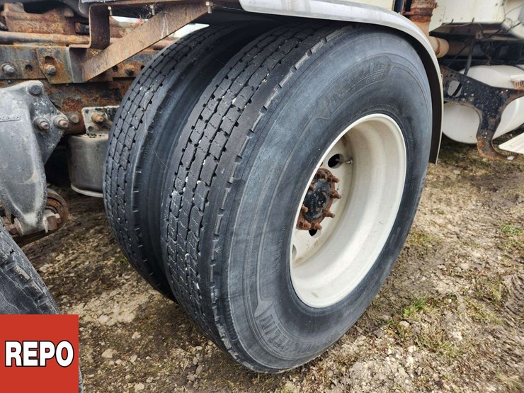 2002-freightliner-columbia-120-image-17