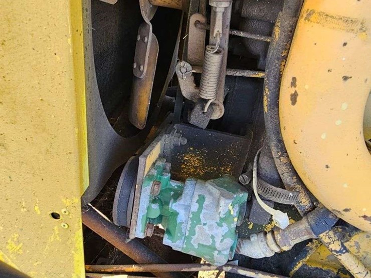 white-2-78-industrial-tractor-image-29