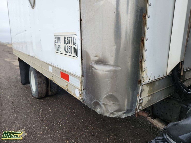 2009-isuzu-npr-image-32