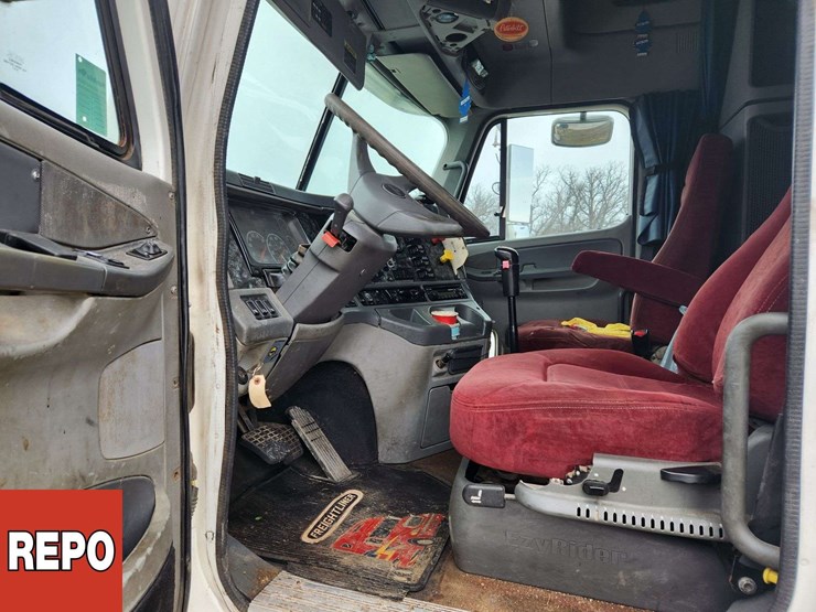 2002-freightliner-columbia-120-image-31