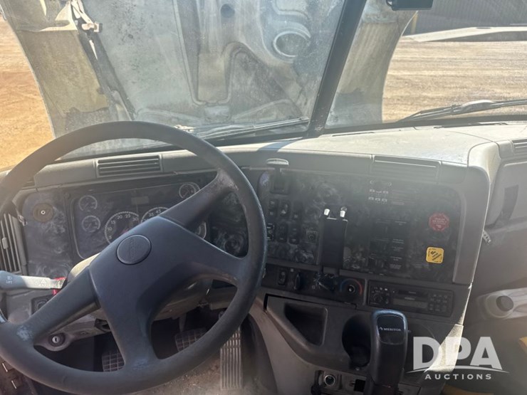 2002-freightliner-van-truck-(pz14145,-unit-28084)-image-9