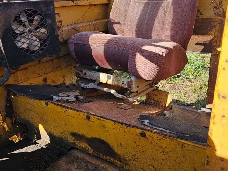 white-2-78-industrial-tractor-image-23