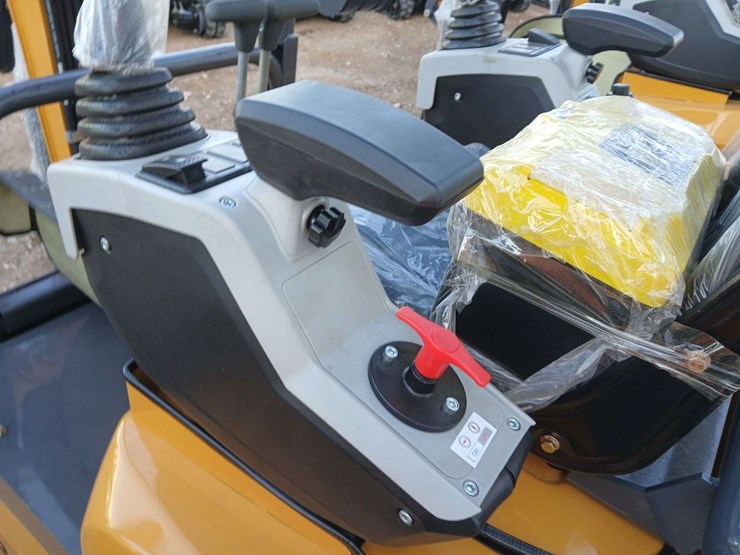 2025-qk18r-mini-excavator-image-16