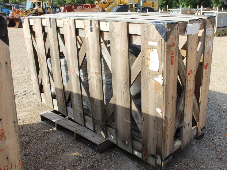 #3457-•-box-of-92.0-x-28.00-52.0-rubber-tracks-image-1