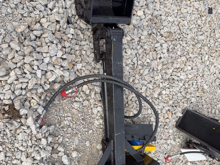 mini-skid-steer-straight-digging-arm-image-1
