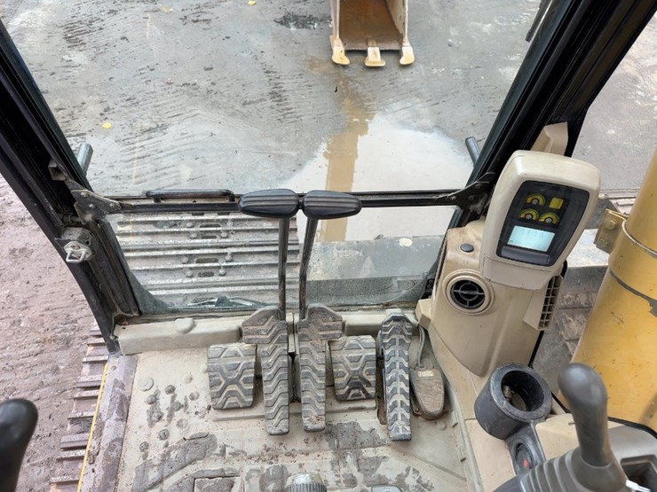 2004-caterpillar-330cl-hydraulic-excavator-image-39