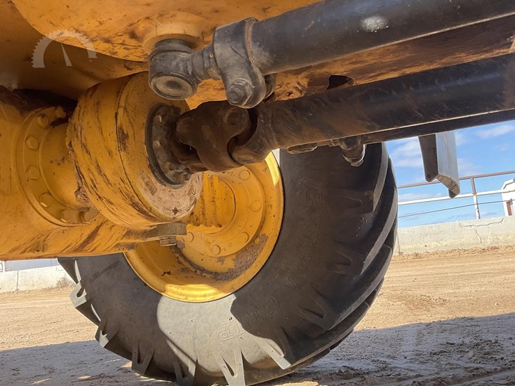 2015-deere-324k-image-38