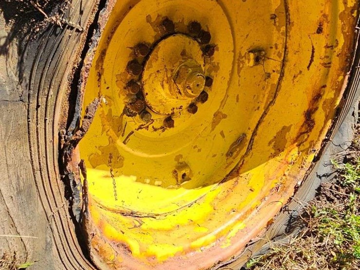 white-2-78-industrial-tractor-image-32