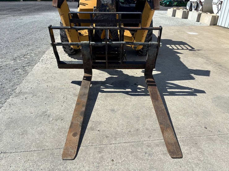 2015-caterpillar-tl943c-image-10