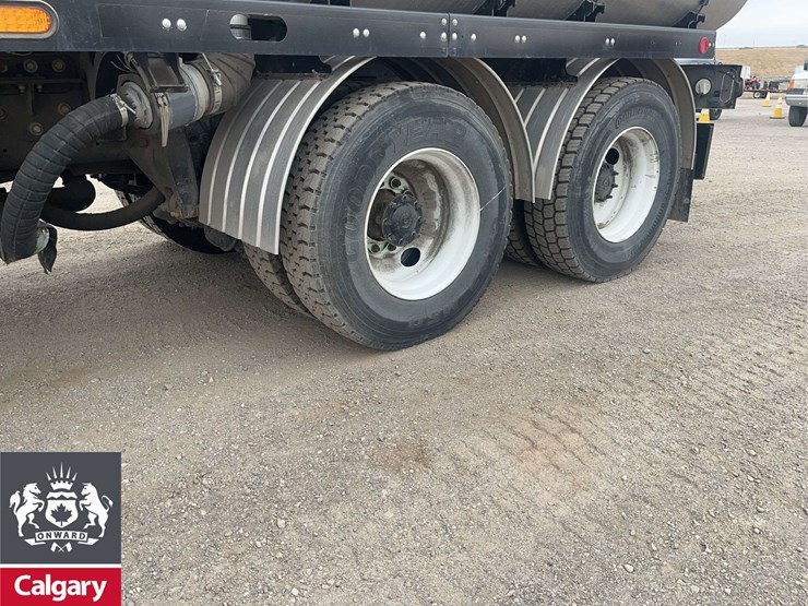 2015-freightliner-114sd-image-8