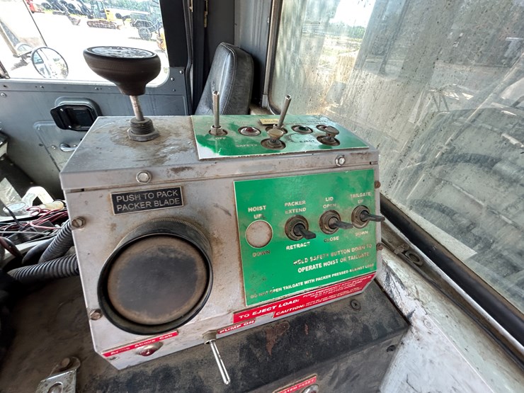 #9394-•-2007-mack-mr-mr600s-t/a-daycab-garbage-truck-vin:-1m2k189c07m036142-image-45