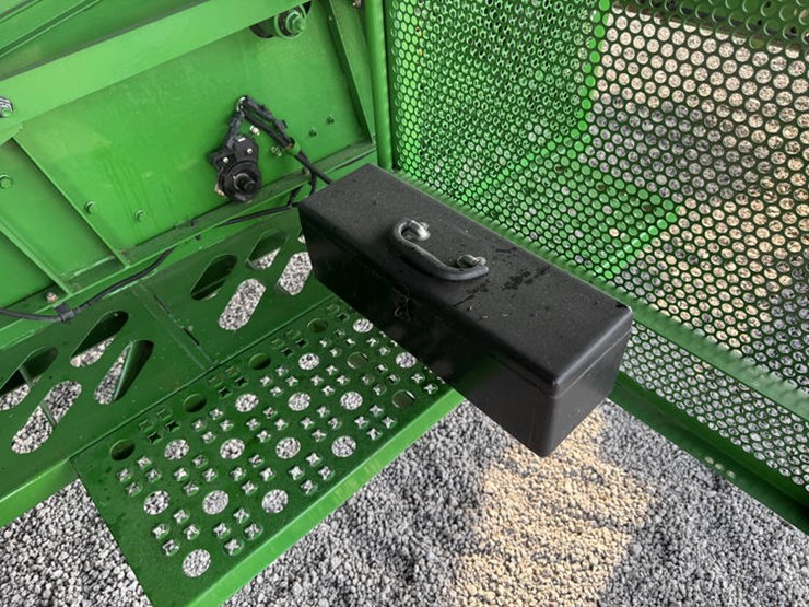 2005-john-deere-9560-sts-image-67