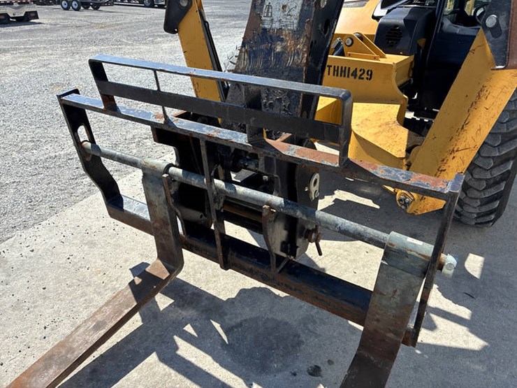 2015-caterpillar-tl943c-image-13