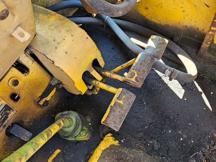 white-2-78-industrial-tractor-image-19