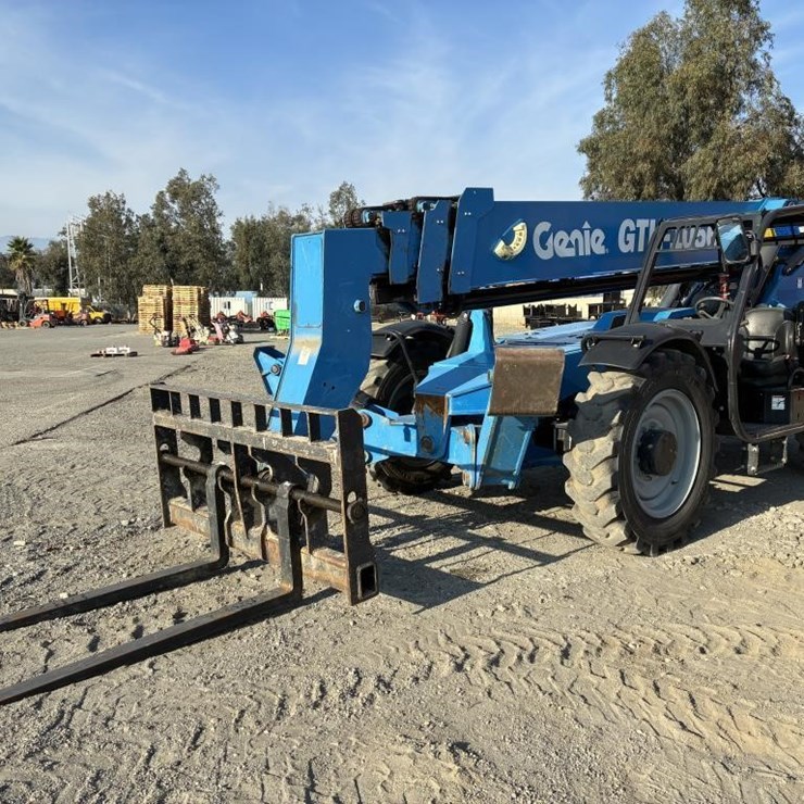 2018 GENIE GTH1056
