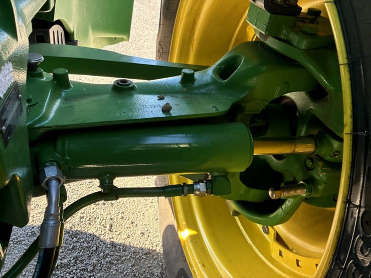 2015-john-deere-8295r-image-33