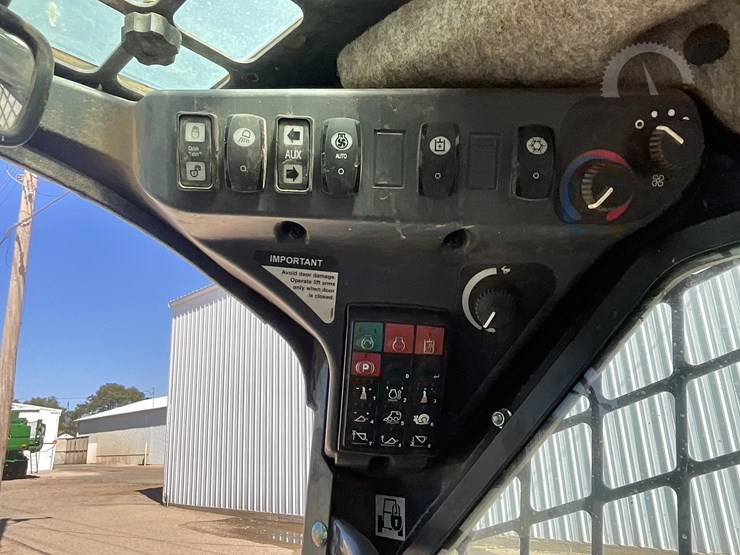 2015-deere-323e-image-32