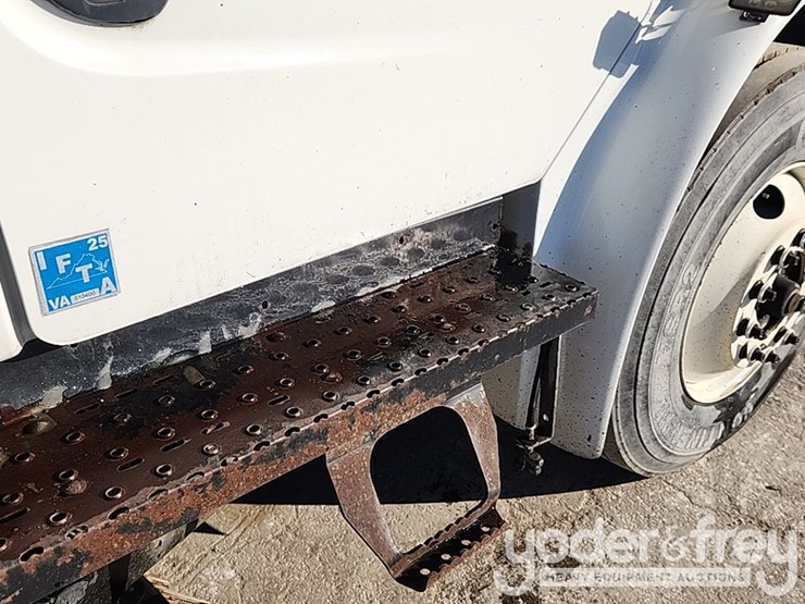 2016-freightliner-m2-106-image-37