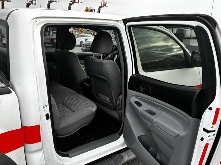 2013-toyota-tacoma-image-9