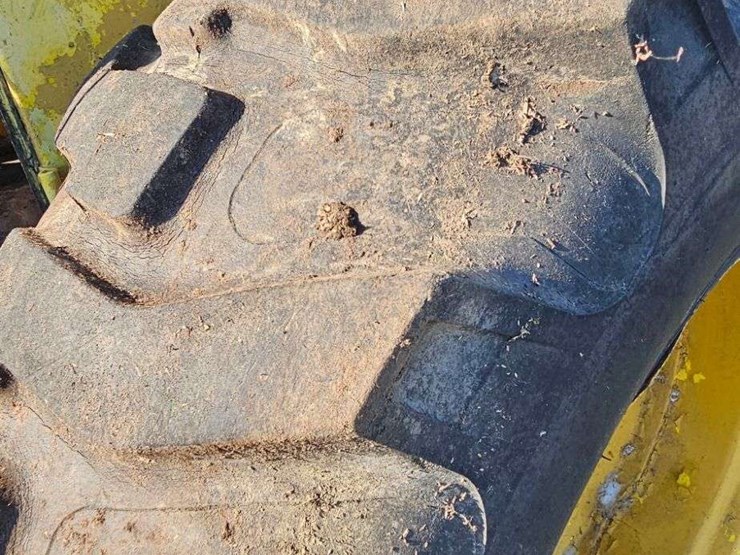 white-2-78-industrial-tractor-image-25