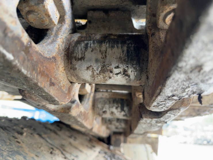 2004-caterpillar-330cl-hydraulic-excavator-image-28