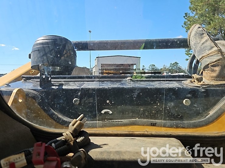 2020-caterpillar-299d3-image-37