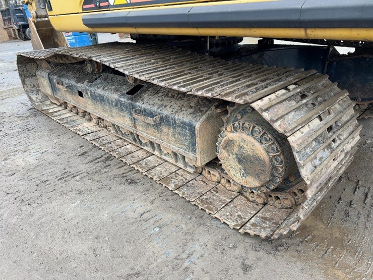 2004-caterpillar-330cl-hydraulic-excavator-image-25